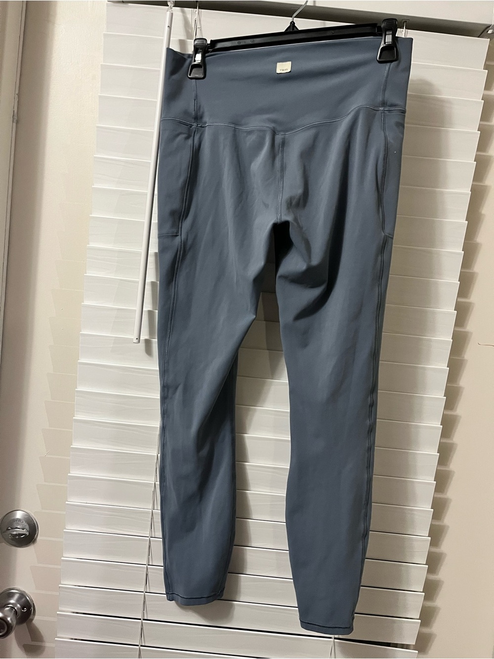 Vuori women Performance Leggings in Slate Blue - Picture 4 of 6